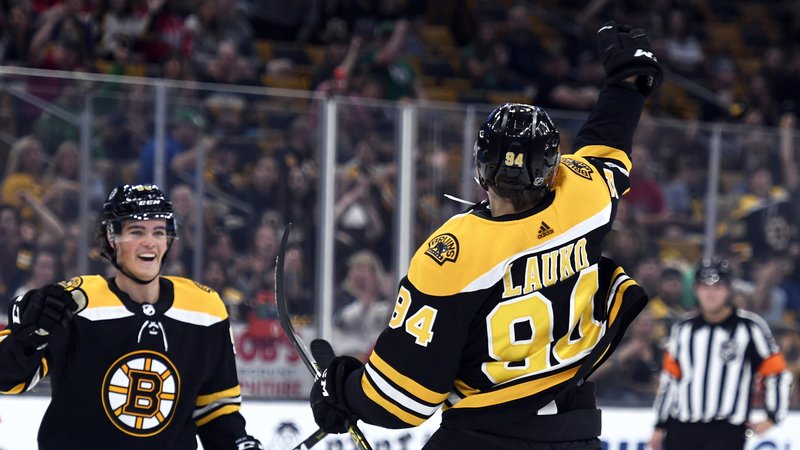 Lauko se s Bostonem dohodl na nové smlouvě! Naváže na své premiérové starty v NHL?