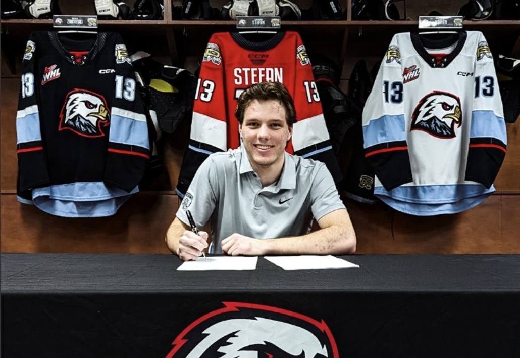 James Stefan, syn české jedničky draftu, se dočkal smlouvy v NHL. Upsal se Edmontonu